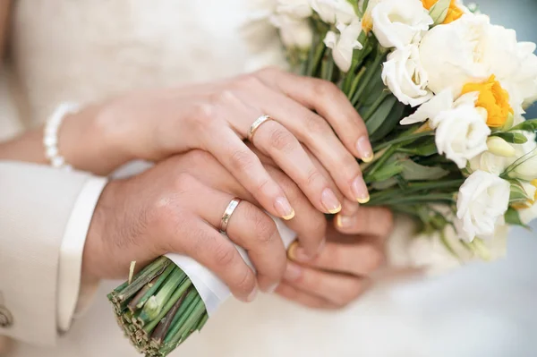 The bride and grooms hands with rings — Stock Photo, Image