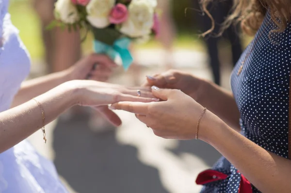 花嫁はガールフレンドに指輪を示し、手のクローズアップ — ストック写真