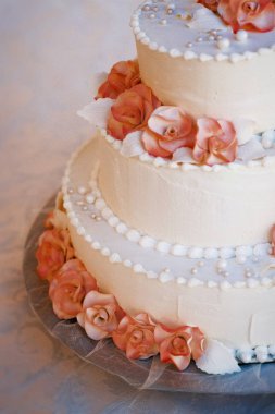 krem güller ile düğün pastası