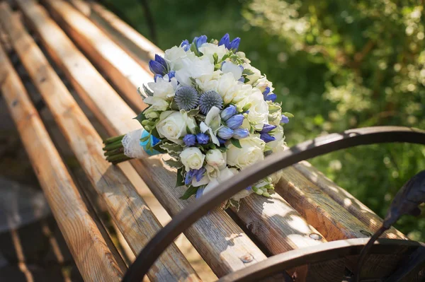 Bouquet da sposa in gamma blu — Foto Stock