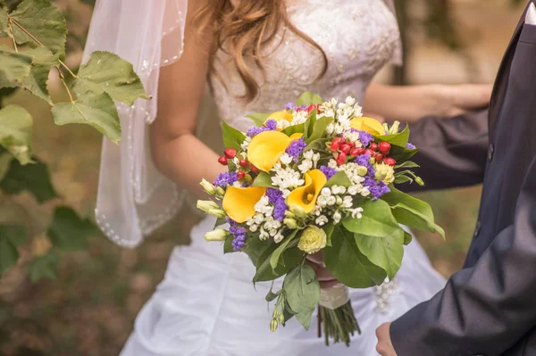 Noiva detém buquê de casamento em tons amarelos — Fotografia de Stock