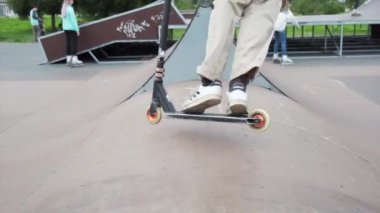 bir scooter üzerinde yavaş çekim atlama