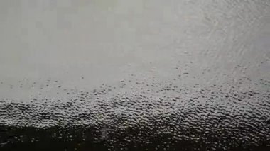 krem güller ve yeşil tilkiyle üç katmanlı düğün pastası