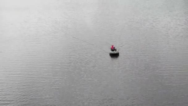 Ένας ψαράς σε μια λαστιχένια βάρκα κολυμπάει στο ποτάμι — Αρχείο Βίντεο