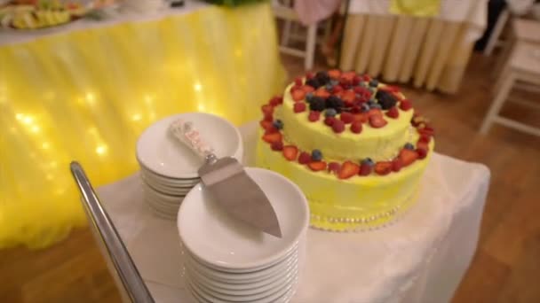 Tort weselny na stole przed cięciem — Wideo stockowe