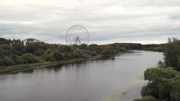 Annäherung an das Riesenrad vor dem Hintergrund des Flusses — Stockvideo