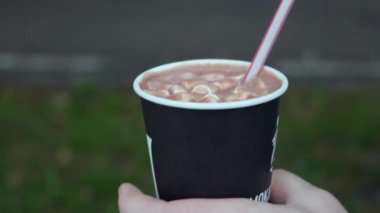 adam kakao ile bir kağıt bardak taşır, yakın çekim