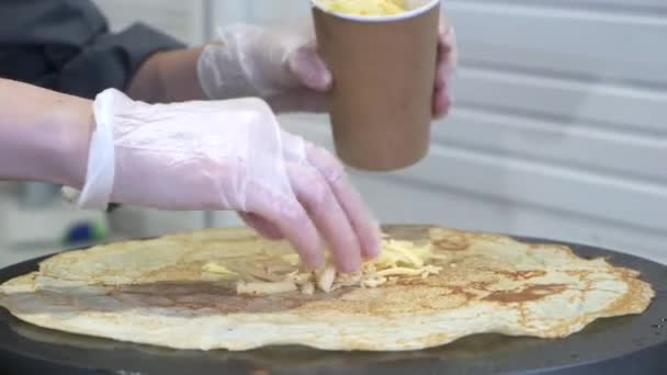 Matlagning pannkakor på en gata café — Stockvideo