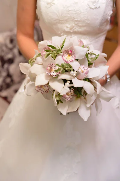 Gelin pembe renklerde bir düğün buketi tutar — Stok fotoğraf