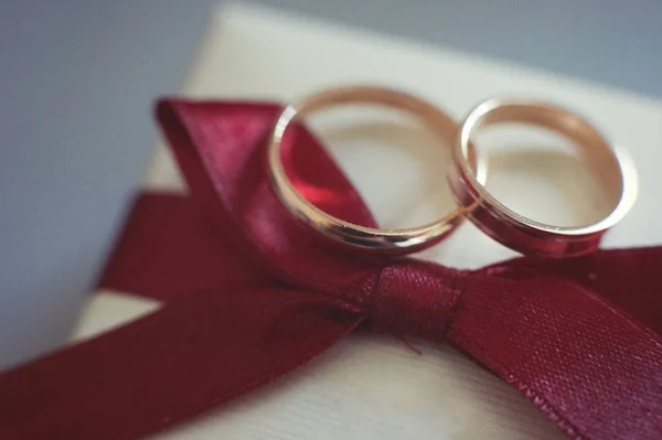 Anéis de casamento de ouro em um pequeno travesseiro close-up — Fotografia de Stock