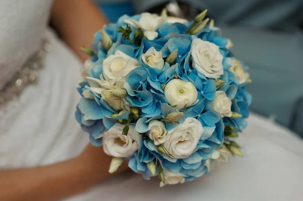 A noiva mantém um buquê de casamento em tons azuis — Fotografia de Stock