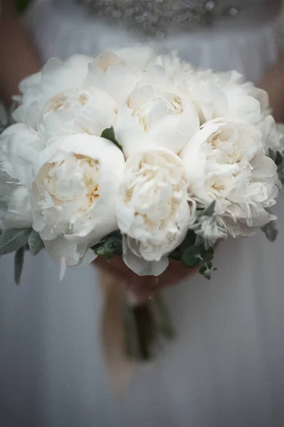 A noiva mantém um buquê de casamento em cores pastel — Fotografia de Stock