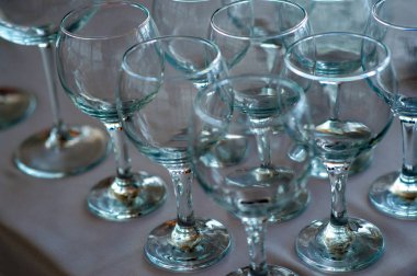 Masanın üzerinde boş cam şeffaf camlar