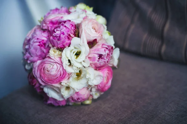 Buquê de casamento em rosa, encontra-se no sofá — Fotografia de Stock