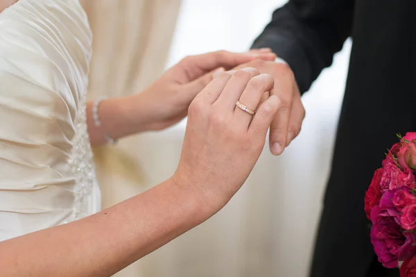 A noiva e noivos mãos com anéis — Fotografia de Stock