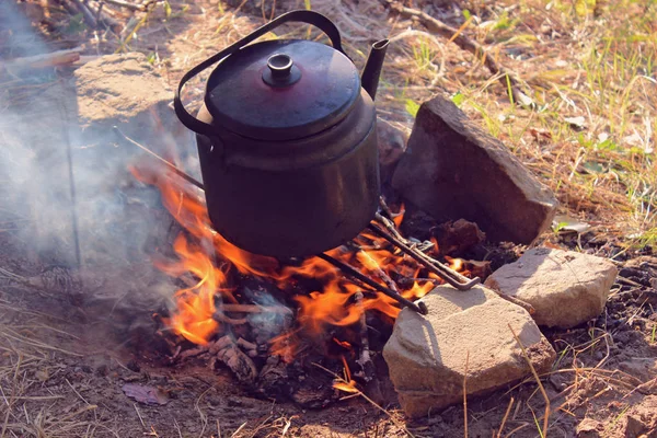 Kaynar su ile ateşte Kettle.