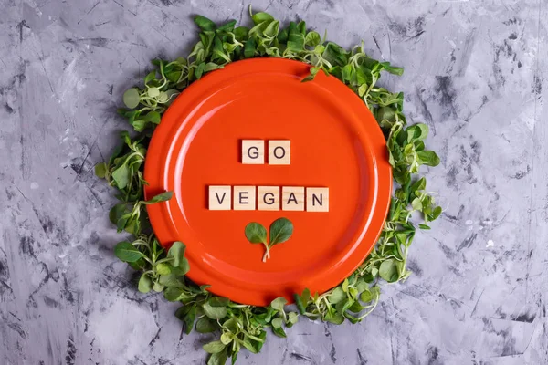 Inscription Lettres Végétaliennes Sur Une Assiette Orange Dans Cadre Salade — Photo