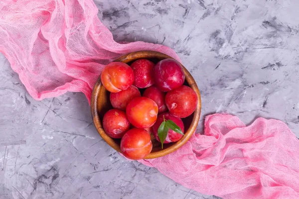 Prunes Mûres Dans Une Assiette Bois Avec Rosée Avec Une — Photo