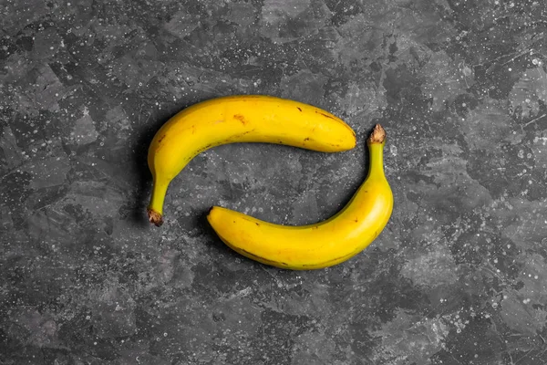Bananes Avec Défauts Sur Fond Gris — Photo