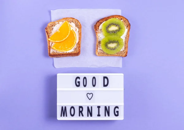 Günaydın Mor Arka Planda Kahvaltıda Meyveli Sandviçlerle Birlikte Mektuplar — Stok fotoğraf