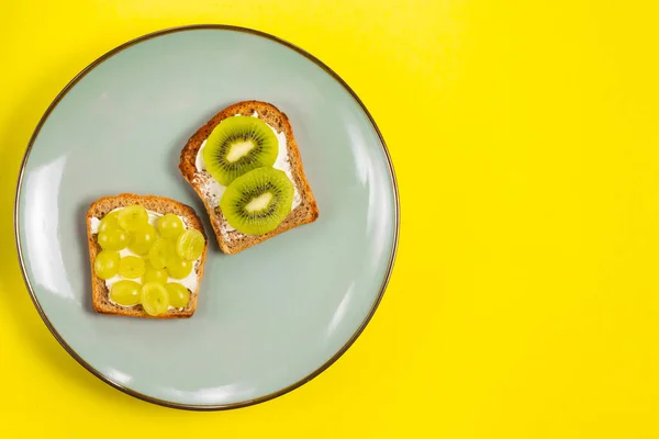 Gesunde Sandwiches Mit Kiwi Und Trauben Auf Einem Teller Vor — Stockfoto