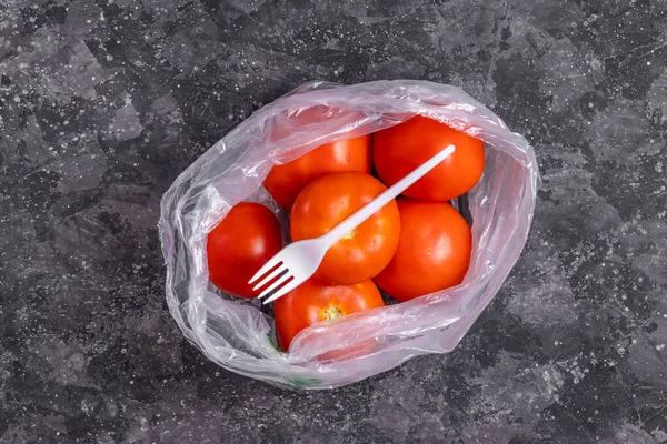 배경에 포크가 비닐봉지 토마토 — 스톡 사진