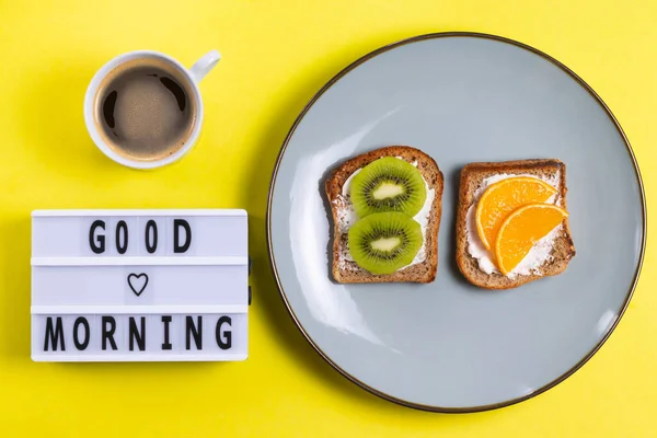 Goedemorgen Belettering Met Espresso Kopje Bord Fruit Sandwiches Met Roomkaas — Stockfoto