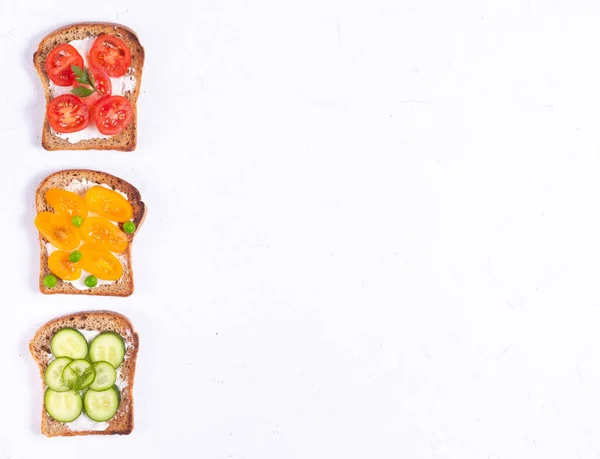 Frühstückssandwiches Mit Gemüse Gemüsebelag Und Frischkäse Auf Weißem Hintergrund — Stockfoto