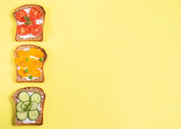 Frühstückssandwiches Mit Gemüse Gemüsebelag Und Frischkäse Auf Gelbem Hintergrund Kopierfläche — Stockfoto