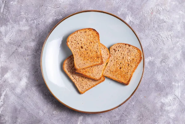 Knuspriges Toastbrot Teller Auf Grauem Hintergrund — Stockfoto