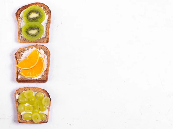 Sandwichs Sains Aux Fruits Avec Fromage Crème Sur Fond Blanc — Photo