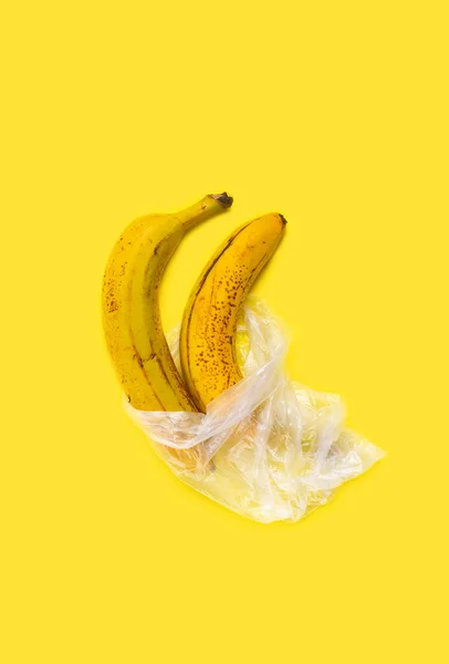 Moche Bananes Dans Sac Plastique Sur Fond Jaune — Photo