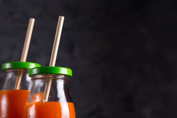 Zanahoria Zumo Naranja Botellas Vidrio Con Pajitas Ecológicas Clave Baja — Foto de Stock