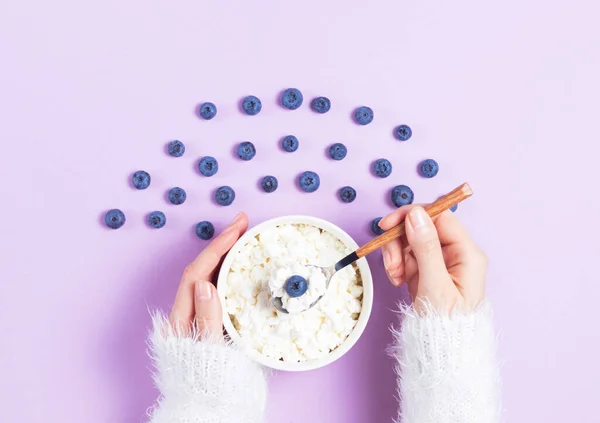 Mädchen Weißen Pullover Hält Einen Teller Mit Quark Und Blaubeeren — Stockfoto