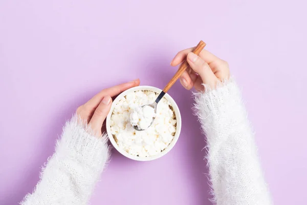 Mädchen Weißen Pullover Hält Einen Teller Mit Quark Einem Löffel — Stockfoto