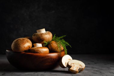 Kahverengi şampiyonlar sade bir tabakta dereotlu.