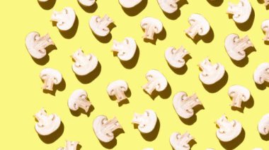 Stop motion cut şampiyonu sarı arkaplanda hareket ediyor