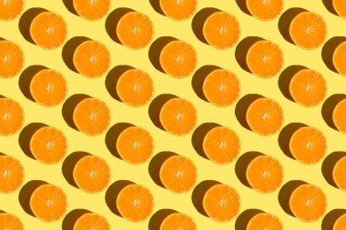 Kesilmiş mandalinalardan kusursuz portakallı Noel deseni