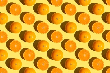 Kesik ve mandalinalardan yapılmış kusursuz turuncu Noel deseni.