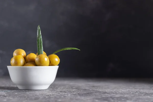 Olives Vertes Dénoyautées Dans Une Assiette Blanche Sur Espace Copie — Photo