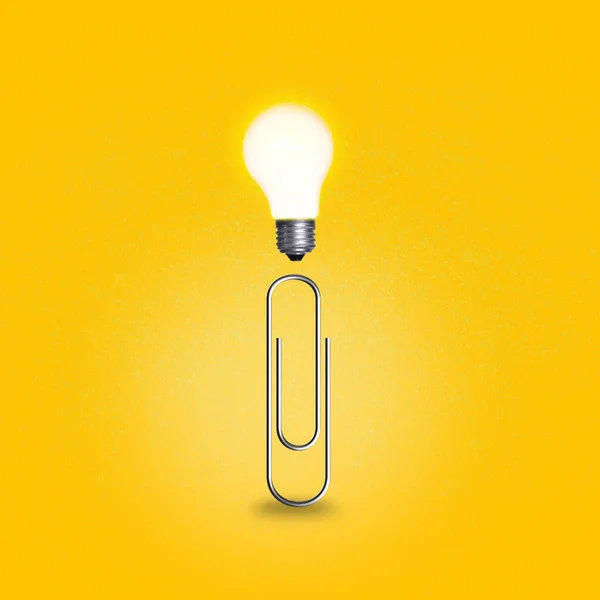 Büroklammer Mit Glühbirne Über Dem Kopf Auf Gelbem Hintergrund Ideenkonzept — Stockfoto