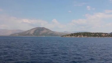 ada ile denizde tekne gezisi