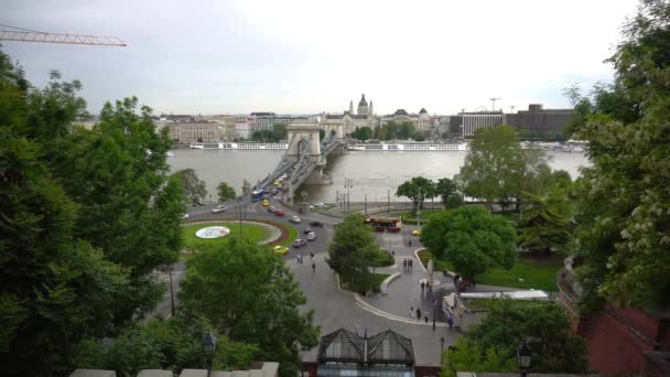 Tráfico Puente Budapest Desde Lejano — Vídeo de stock