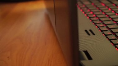 Kaydırıcı hareketi ile Oyun Laptop Yan görünümünde