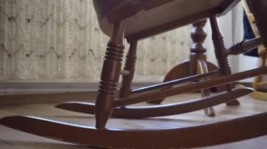 sürgü hareketi ile koyu kahverengi eski sallanan sandalye