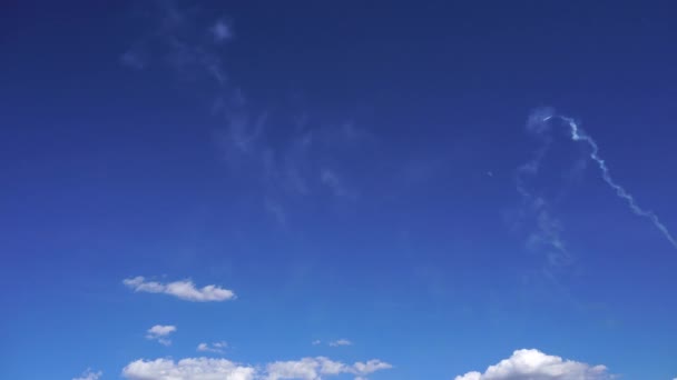 Espectáculo Aéreo Acrobacias Cielo Azul Con Luna — Vídeo de stock