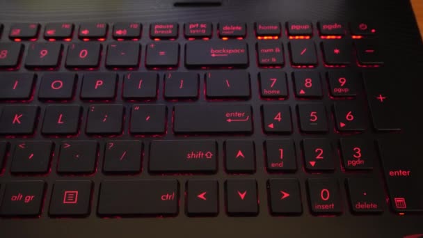Освещённая Клавиатура Игровом Ноутбуке Руками Ползунком — стоковое видео