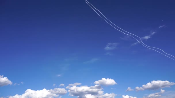 Каскадний Літак Залишає Дим Блакитному Небі Хмарами — стокове відео