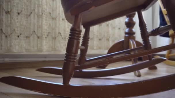 Vieux Rocking Chair Brun Foncé Avec Mouvement Coulissant — Video