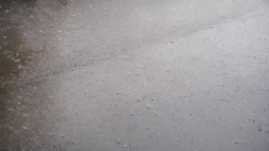 asfalt sıçraması üzerinde şiddetli yağmur 